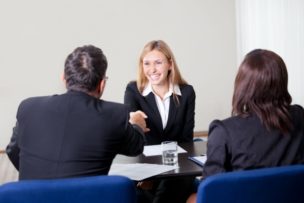 Shutterstock_embauchetravailleuretranger